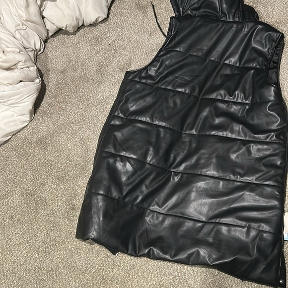 Fashion Nova Black Puffer Vest - Picture 7 of 7